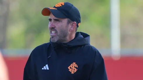 Coudet em treino do Colorado. O treinador está preocupado com possíveis desfalques - Foto: Ricardo DUARTE/Internacional