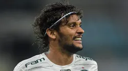 Scarpa em ação pelo Palmeiras. O Mengão está de olho no jogador e já sabe o que fazer - Foto: Thiago Ribeiro/AGIF