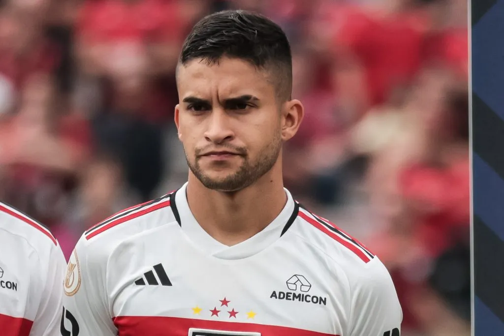 PR – CURITIBA – 29/10/2023 – BRASILEIRO A 2023, ATHLETICO-PR X SAO PAULO – Rodrigo Nestor jogador do Sao Paulo durante execucao do hino nacional antes da partida contra o Athletico-PR no estadio Arena da Baixada pelo campeonato Brasileiro A 2023. Foto: Robson Mafra/AGIF