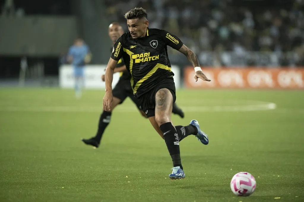 Tiquinho Soares jogador do Botafogo durante partida contra o Athletico-PR. Foto: Jorge Rodrigues/AGIF