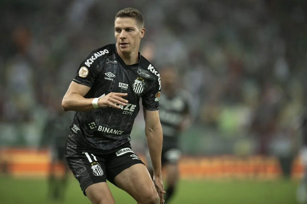 Julio Furch, jogador do Santos durante partida contra o Fluminense no estadio Maracana pelo campeonato Brasileiro A 2023. Foto: Jorge Rodrigues/AGIF
