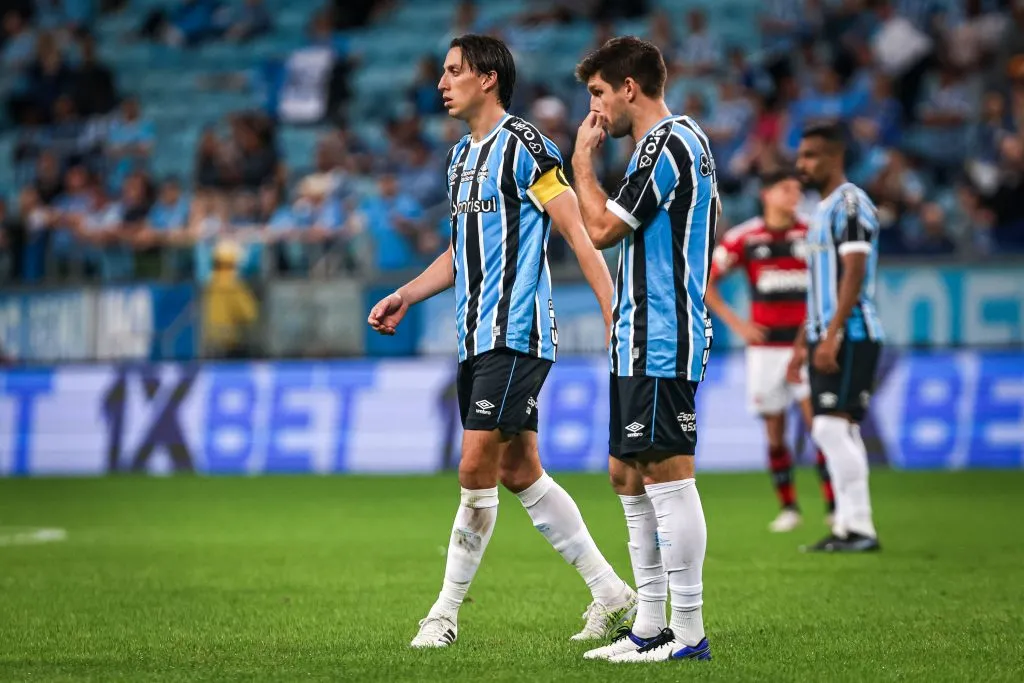Com Pedro Geromel e Kannemann à disposição, Renato vai voltar a escalar o Grêmio com três zagueiros. Foto: Maxi Franzoi/AGIF