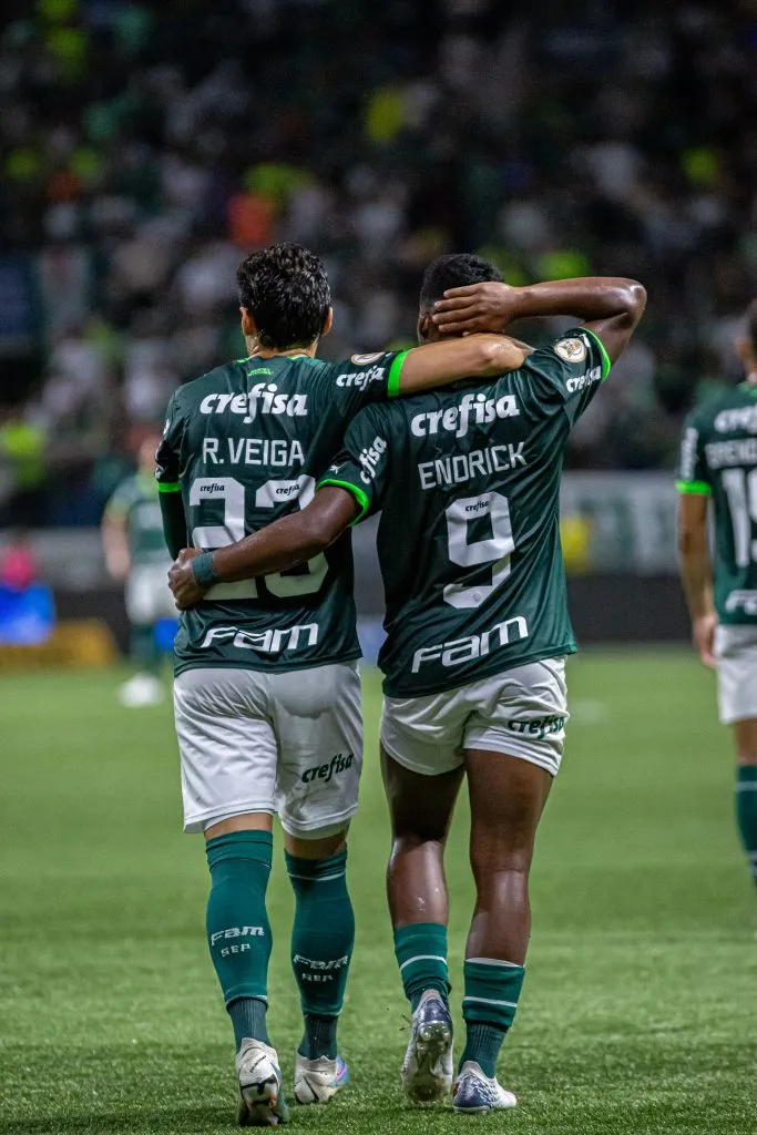 SP – SAO PAULO – 28/10/2023 – BRASILEIRO A 2023, PALMEIRAS X BAHIA – Raphael Veiga jogador do Palmeiras comemora seu gol com Endrick jogador da sua equipe durante partida contra o Bahia no estadio Arena Allianz Parque pelo campeonato Brasileiro A 2023. Foto: Mariana Kasten/AGIFRaphael Veiga e Endrick – Foto: Mariana Kasten/AGIF