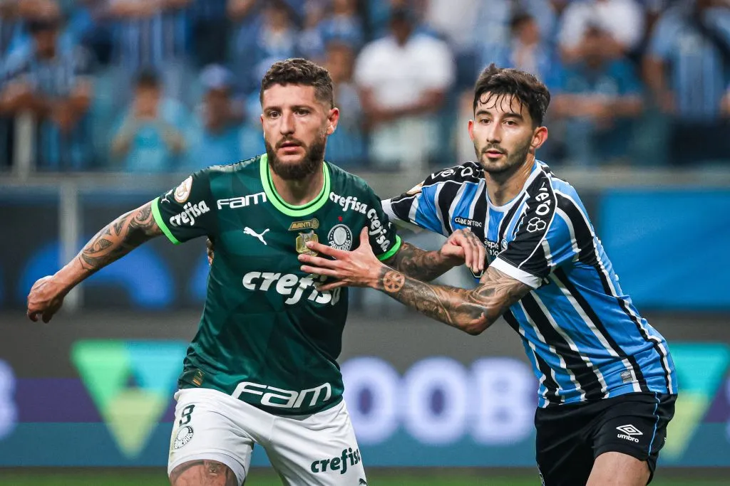 RS – PORTO ALEGRE – 21/09/2023 – BRASILEIRO A 2023, GREMIO X PALMEIRAS – Villasanti jogador do Gremio disputa lance com Ze Rafael jogador do Palmeiras durante partida no estadio Arena do Gremio pelo campeonato Brasileiro A 2023. Foto: Maxi Franzoi/AGIF