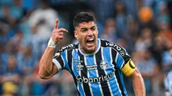 Luis Suarez jogador do Gremio reclama com a arbitragem - Foto: Maxi Franzoi/AGIF
