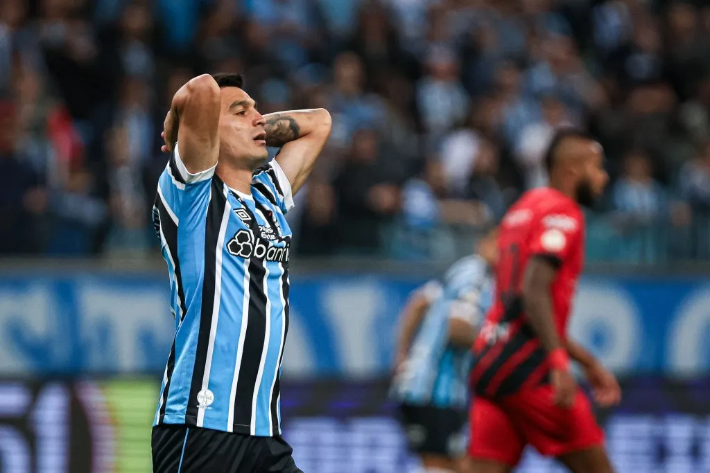 Foto: Maxi Franzoi/AGIF – Franco Cristaldo jogador do Gremio lamenta durante partida contra o Athletico-PR no estadio Arena do Gremio pelo campeonato Brasileiro A 2023.