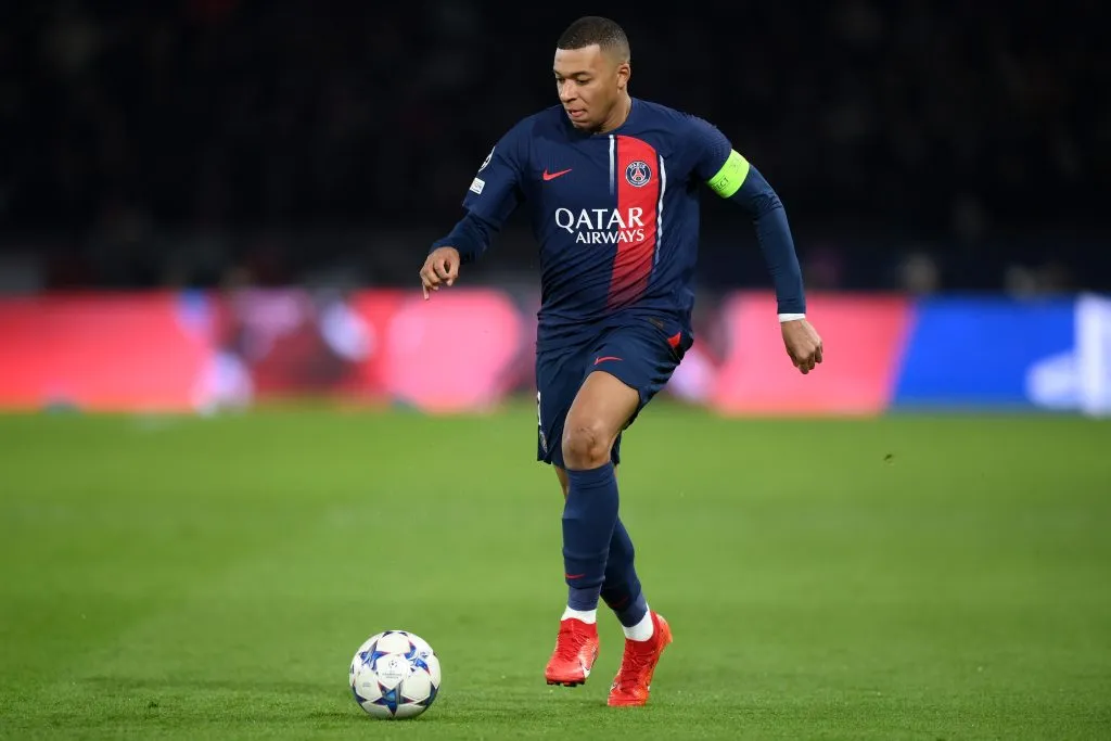 Mbappé tem contrato com o PSG até junho de 2024 – Foto: Justin Setterfield/Getty Images