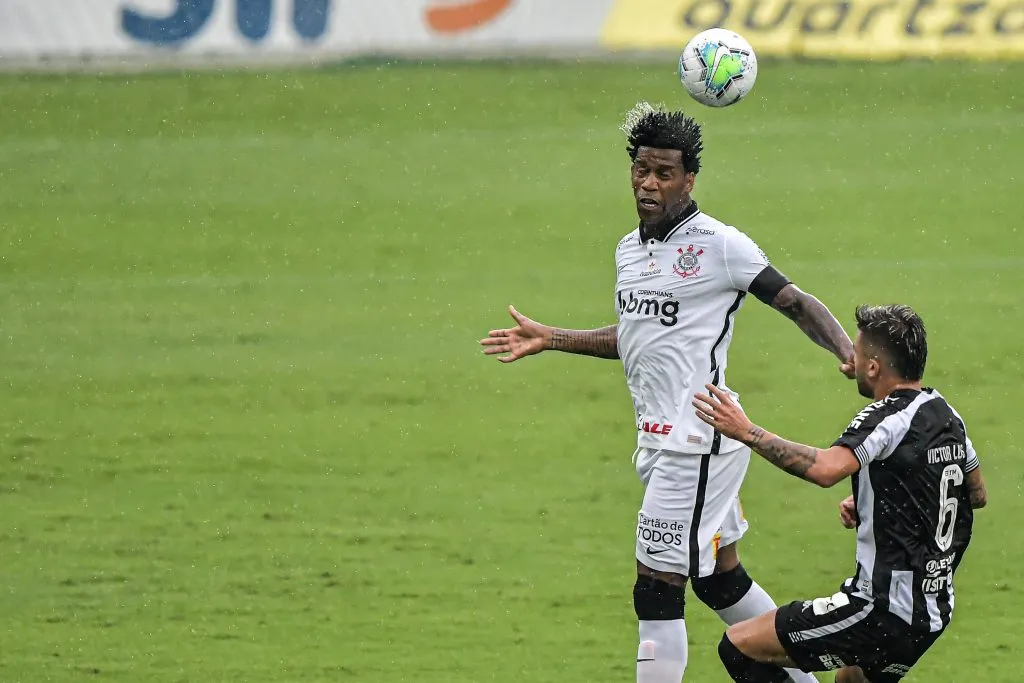 Victor Luis jogador do Botafogo disputa lance com Gil jogador do Corinthians durante partida no estadio Engenhao pelo campeonato Brasileiro A 2020. Thiago Ribeiro/AGIF