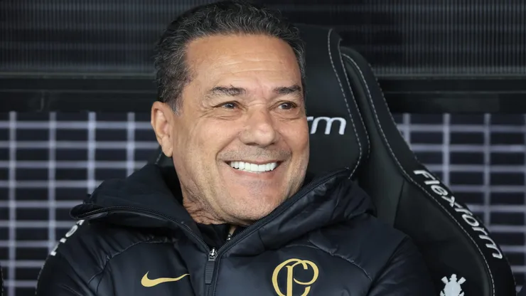 Vanderlei Luxemburgo tecnico do Corinthians durante partida contra o Coritiba no estadio [LOCAL] pelo campeonato Brasileiro A 2023. Foto: Marcello Zambrana/AGIF