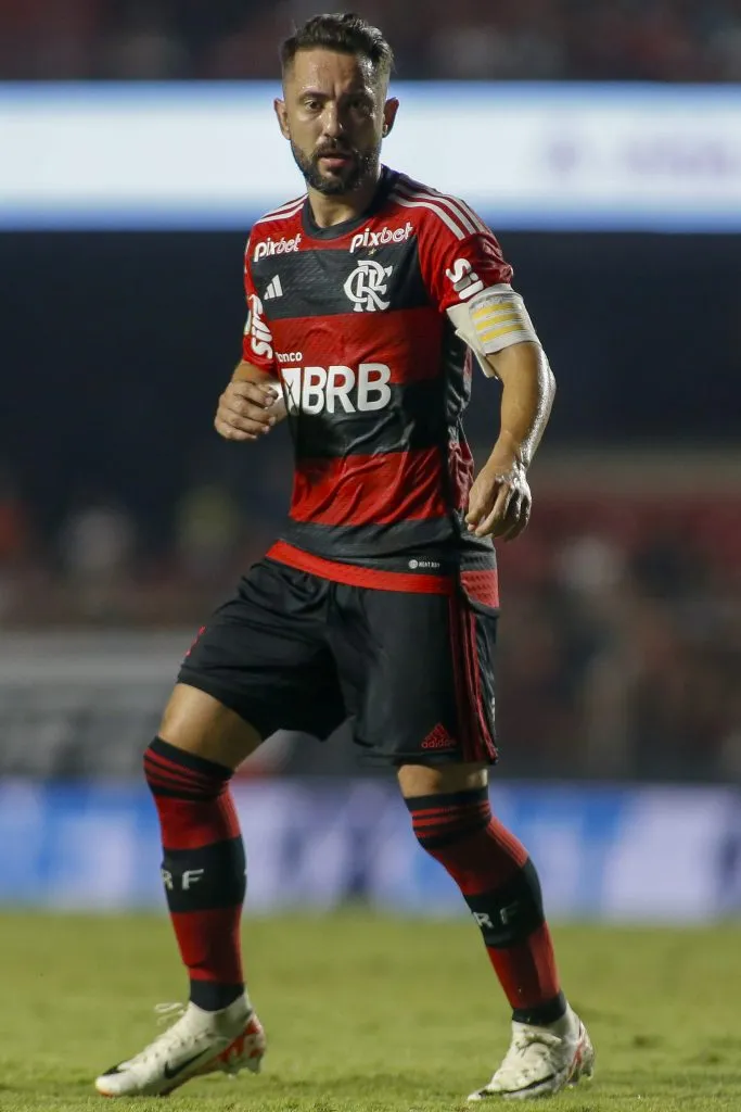 Everton Ribeiro, em ação pelo Flamengo, no Brasileirão – Foto: Miguel Schincariol/Getty Images