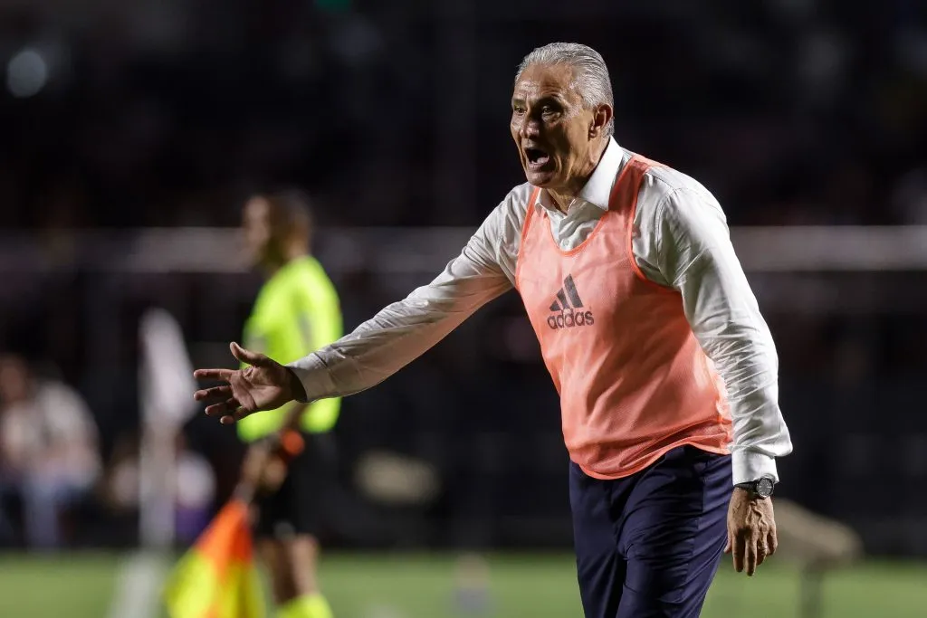 Tite quer reforços para a defesa do Mengão. (Photo by Alexandre Schneider/Getty Images)