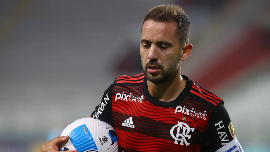 Éverton Ribeiro vestiu a camisa do Fla nas últimas sete temporadas - Foto: Leonardo Fernandez/Getty Images