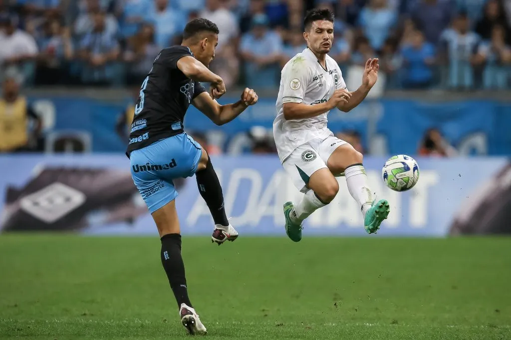 Gustavo Martins do Grêmio e Palácios de Goiás compete pela bola durante a partida entre Grêmio e Goiás como parte do Brasileirao 2023 na Arena do Grêmio. (Photo by Pedro H. Tesch/Getty Images)