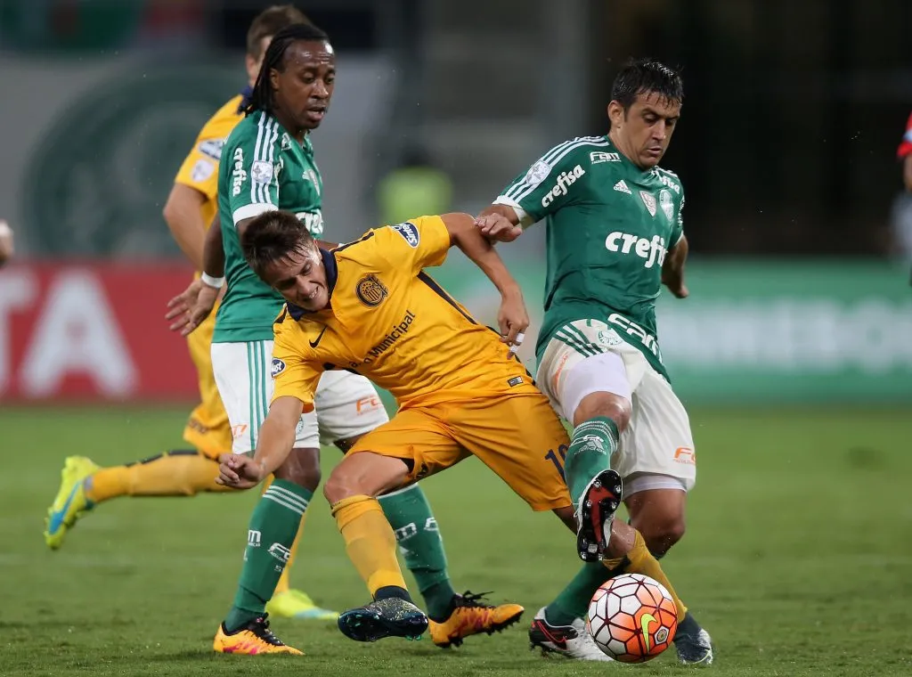 Cervi, pelo Rosário Central, enfrenando o Palmeiras na Libertadores – Foto: Friedemann Vogel/Getty Images