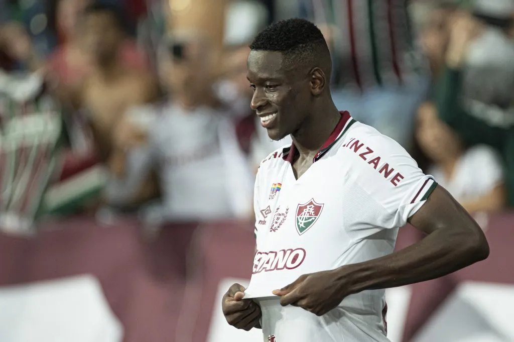 Luiz Henrique se despede da torcida jogador do Fluminense apos a partida contra o Botafogo no estadio Engenhao pelo campeonato Brasileiro A 2022.  Jorge Rodrigues/AGIF