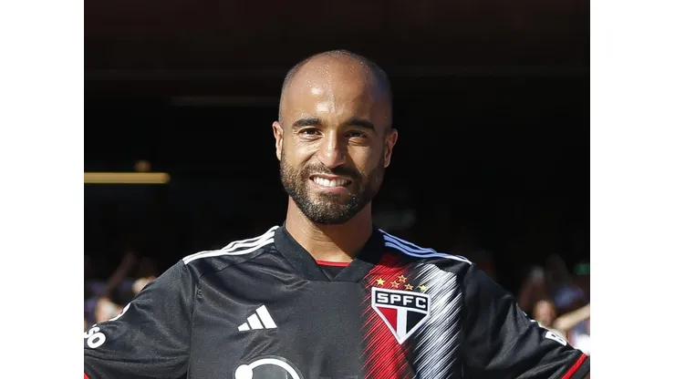 Lucas Moura, apresentado em seu retorno ao São Paulo - Foto: Miguel Schincariol/Getty Images