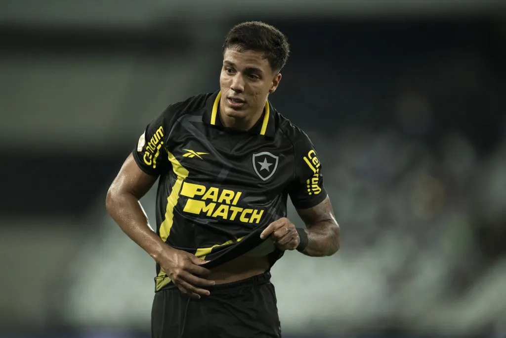 Carlos Alberto jogador do Botafogo durante partida contra o Cruzeiro no estadio Engenhao pelo campeonato Brasileiro A 2023. Jorge Rodrigues/AGIF