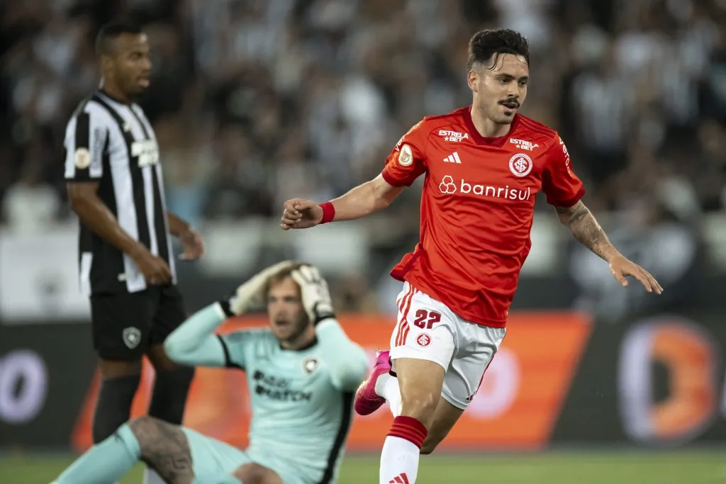 Maurício marcando gol contra o Botafogo no Campeonato Brasileiro 2023.  Foto: Jorge Rodrigues/AGIF