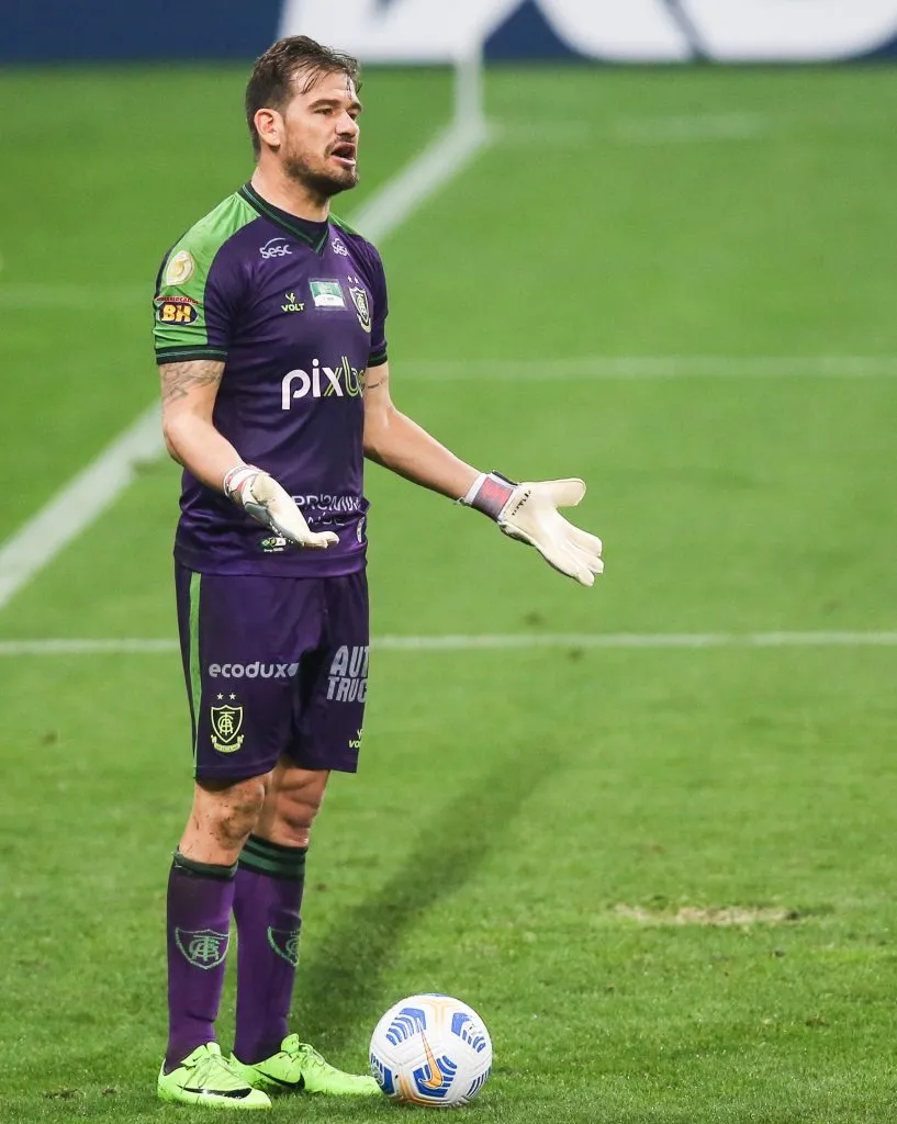 SAO PAULO, BRAZIL – SEPTEMBER 19: Matheus Cavichioli of America MG reacts during a match between Corinthians and America MG as part of Brasileirao Series A 2021 at Arena Corinthians on September 19, 2021 in Sao Paulo, Brazil. (Photo by Alexandre Schneider/Getty Images)