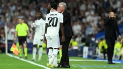 Carlo Ancelotti conversando com Vonicius Jr. durante partida. Foto: David Ramos/Getty Images