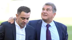 Xavi, técnico do Barcelona, ao lado de Laporta presidente do Clube - Foto: David Ramos/Getty Images