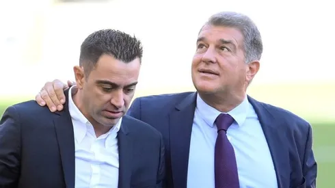 Xavi, técnico do Barcelona, ao lado de Laporta presidente do Clube - Foto: David Ramos/Getty Images