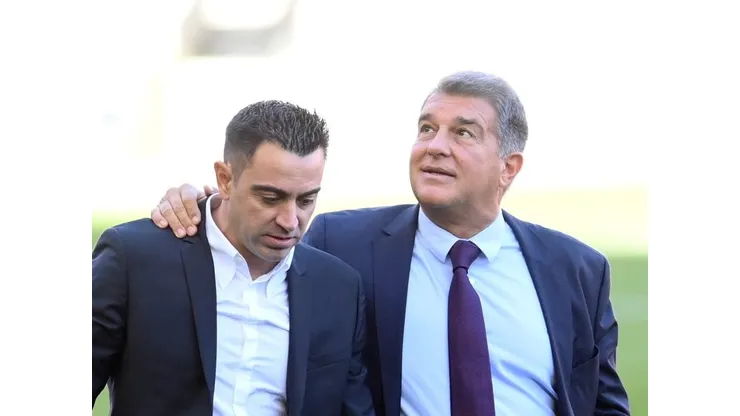 Xavi, técnico do Barcelona, ao lado de Laporta presidente do Clube - Foto: David Ramos/Getty Images