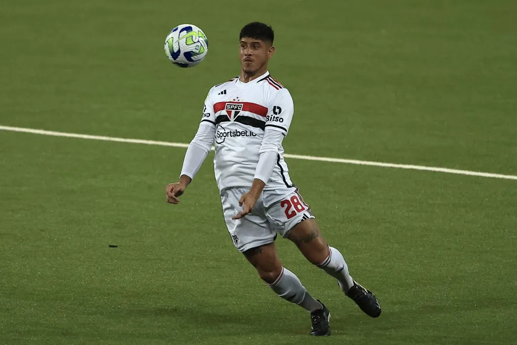 RIO DE JANEIRO, BRAZIL – APRIL 15: Alan Franco of Sao Paulo controls the ballduring a match between Botafogo and São Paulo as part of Brasileirao 2023 at Estadio Olímpico Nilton Santos on April 15, 2023 in Rio de Janeiro, Brazil. (Photo by Buda Mendes/Getty Images)