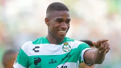 Félix Torres, zagueiro do Santos Laguna - Foto: Manuel Guadarrama/Getty Images