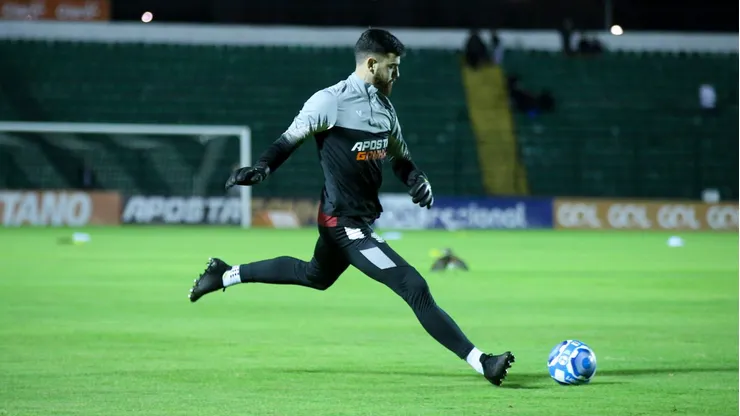 Thiago Goncalves jogador do Figueirense durante aquecimento antes da partida contra o Amazonas no estadio Orlando Scarpelli pelo campeonato Brasileiro C 2023. Foto: Douglas Silveira/AGIF