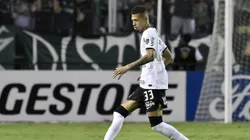Torcida avalia a nova contratação do Vasco. Photo by Gabriel Aponte/Getty Images
