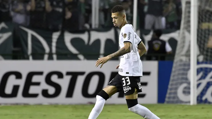Torcida avalia a nova contratação do Vasco. Photo by Gabriel Aponte/Getty Images