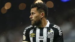 Santos busca vender alguns jogadores. Photo by Ricardo Moreira/Getty Images