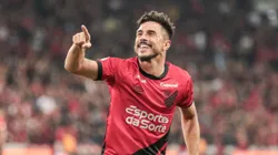 Willian Bigode jogador do Athletico-PR comemora seu gol durante partida contra o Coritiba no estadio Arena da Baixada pelo campeonato BRASILEIRO A 2023. Foto: Robson Mafra/AGIF