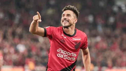 Willian Bigode jogador do Athletico-PR comemora seu gol durante partida contra o Coritiba no estadio Arena da Baixada pelo campeonato BRASILEIRO A 2023. Foto: Robson Mafra/AGIF