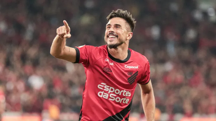 Willian Bigode jogador do Athletico-PR comemora seu gol durante partida contra o Coritiba no estadio Arena da Baixada pelo campeonato BRASILEIRO A 2023. Foto: Robson Mafra/AGIF