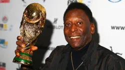 Pelé com a taça de Campeão do Mundo. Foto: Robert Cianflone/Getty Images