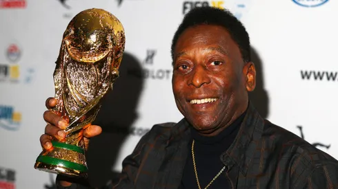 Pelé com a taça de Campeão do Mundo. Foto: Robert Cianflone/Getty Images