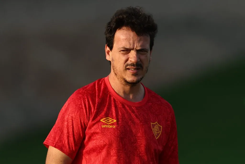 Fernando Diniz segue no comando. (Photo by Francois Nel/Getty Images)