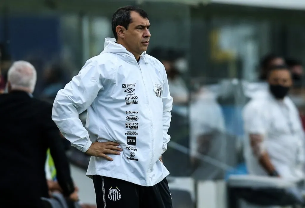 Carille vem trabalhando junto com a gestão do Santos com objetivo de qualificar o elenco. Foto: Alexandre Schneider/Getty Images