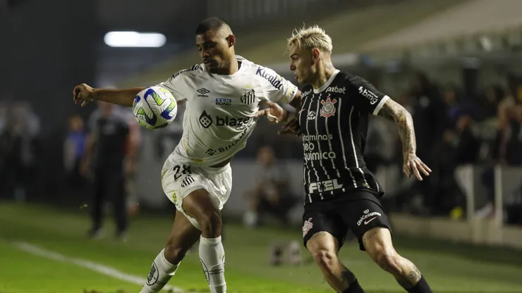 Joaquim fica no Santos para 2024. Photo by Ricardo Moreira/Getty Images