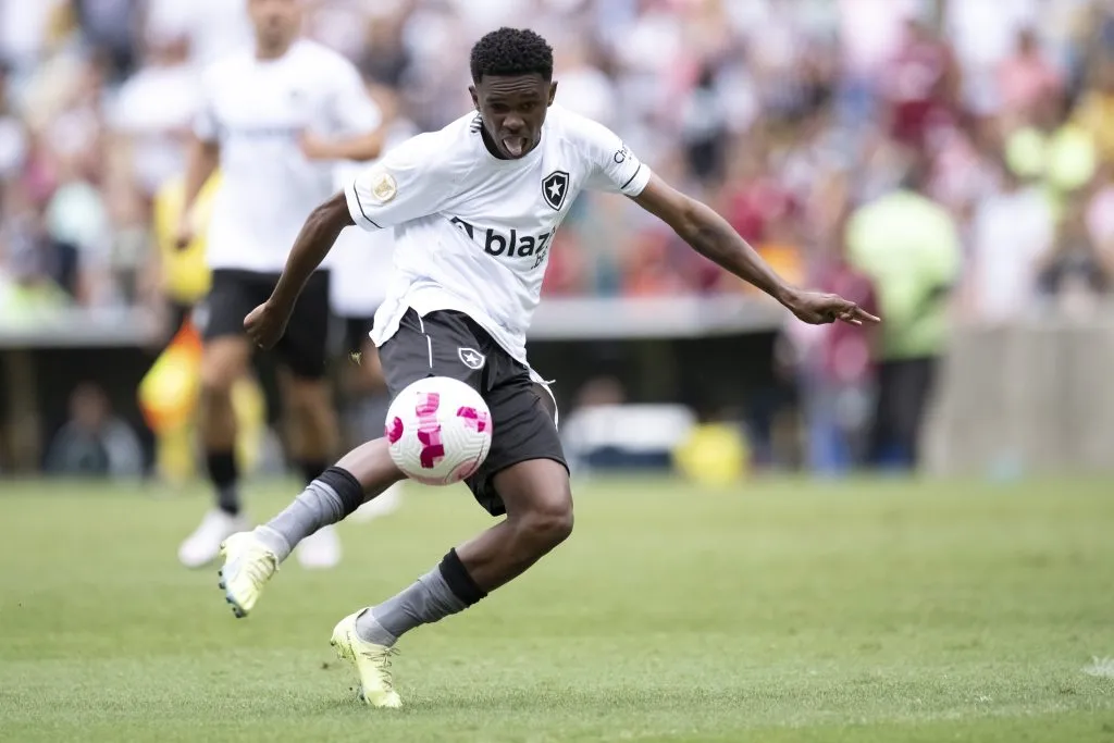 RJ – Rio de Janeiro – 23/10/2022 – BRASILEIRO A 2022, FLUMINENSE X BOTAFOGO – Jeffinho jogador do Botafogo durante partida contra o Fluminense no estadio Maracana pelo campeonato Brasileiro A 2022. Foto: Jorge Rodrigues/AGIF