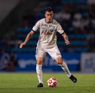 Foto: Arquivo Pessoal João Schmidt/Instagram – Meio-campista é alvo do Santos