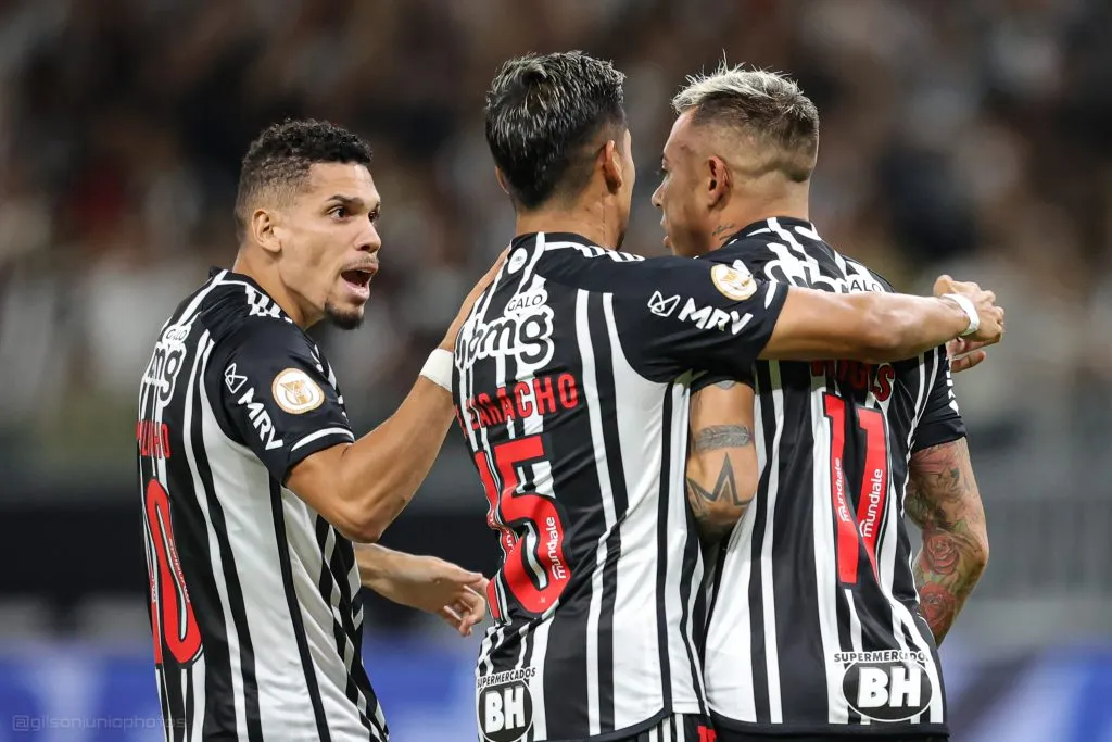 Vargas com Zaracho e Paulinho.  Foto: Gilson Junio/AGIF