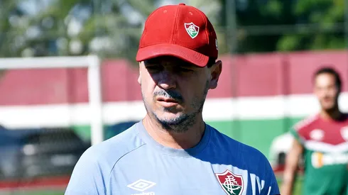 Diniz é informado de imediato sobre reunião para definir chegada de atacante