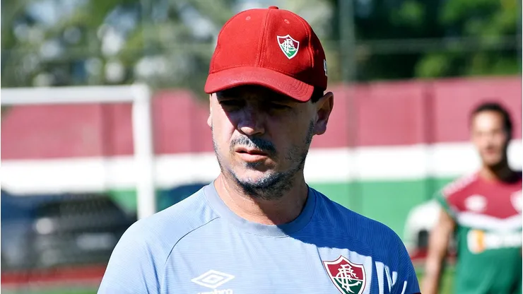 Diniz é informado de imediato sobre reunião para definir chegada de atacante