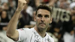 jogador Mauro Boselli do Corinthians comemora seu gol durante partida contra o Botafogo-SP no estadio Arena Corinthians pelo campeonato Paulista 2020. Foto: Daniel Vorley/AGIF