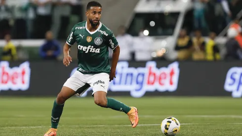 Torcida avalia a chegada de Jorge. Photo by Ricardo Moreira/Getty Images