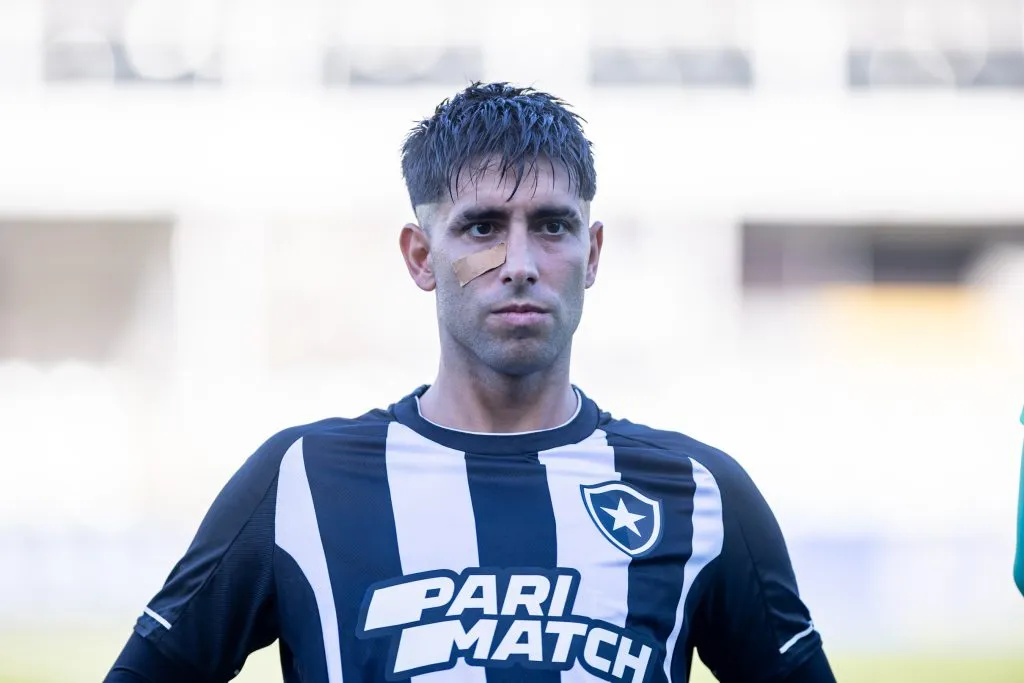 Di Placido jogador do Botafogo durante partida contra o Santos no estadio Vila Belmiro pelo campeonato Brasileiro A 2023. Abner Dourado/AGIF