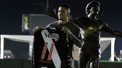 Paulinho posa para foto com camisa do Vasco - Foto; Matheus Lima/CRVG
